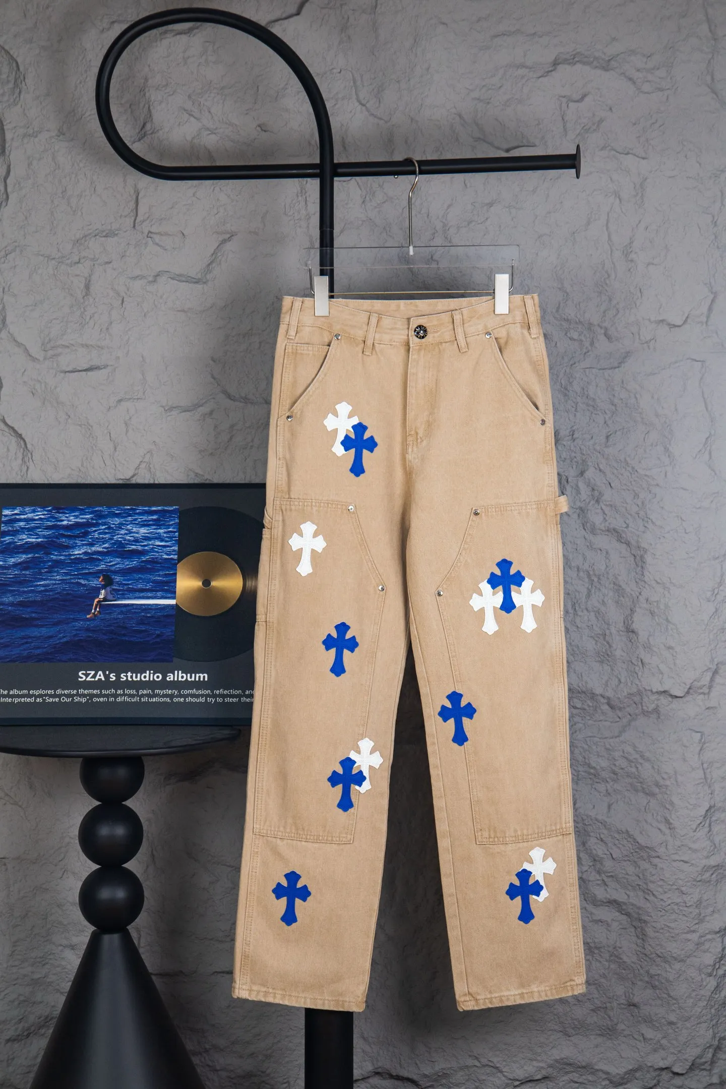 P290 top version CH Chromehearts limited edition blue and white cross patch leather work jeans denim logging pants, cabinet price 34W level, patch cross pattern embellishment, washed jeans! ! An absolutely high-end luxury product, a 1.9W-level god-level single product, a super popular product, made by top heavy industry, a magic weapon that cannot be missed! [About Zangyin] This is an extremely luxurious fashion brand that can also be called the aristocracy of the high street. It has always been an exclusive brand for some hipsters or rich second generations. Compared with ordinary high streets, it is more luxurious and noble. Compared with luxury brands, it is more fashionable and individual. It has always been a brand that I have a special liking for. [Top heavy industry fashion design] Consistently high-street luxury style. Speaking of this style, the Zangyin family and GU family are definitely the leading representative brands. Especially the Zangyin family has really achieved a state-of-the-art effect in creating high-street style. The unique washed material is used to create this style. The color system is already quite eye-catching. After it is decorated with patchwork cross flowers, it cleverly highlights the charm of the brand. Secondly, this style uses classic The high-waist cutting design highlights the long legs and fashionable temperament of the upper body. The brand is highly recognizable and the slim fit configuration is more suitable for daily wear. It is a product that interprets personality, fashion, and specifications at a glance. This single product is enough to make any fan excited. It can be a white T-shirt for a youthful college style, or a tight suspender for a royal style. It has strong matching ability and can be easily controlled by men.  [Materials and craftsmanship] Needless to say, this point goes without saying. As an excellent craftsman brand, Zangyin’s requirements for details and craftsmanship are really perfect. The washed color of this model has gone through so many processes, not to mention the embellishment of denim appliques. It is also purely hand-made and sewn. Just like what they believe in, only hand-made things have soul and have the meaning of wear. A top-notch heavy-duty fashionable denim item, I look forward to your perfect interpretation! !  Color: Khaki Size: 30-36